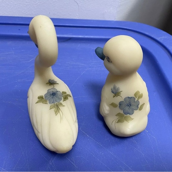 Set (2) Vintage Fenton Custard Glass Duck Hand Painted Blue Floral Artist Signed - Picture 7 of 11